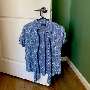 Toad and Co L button down short sleeve shirt. Made from organic cotton.
